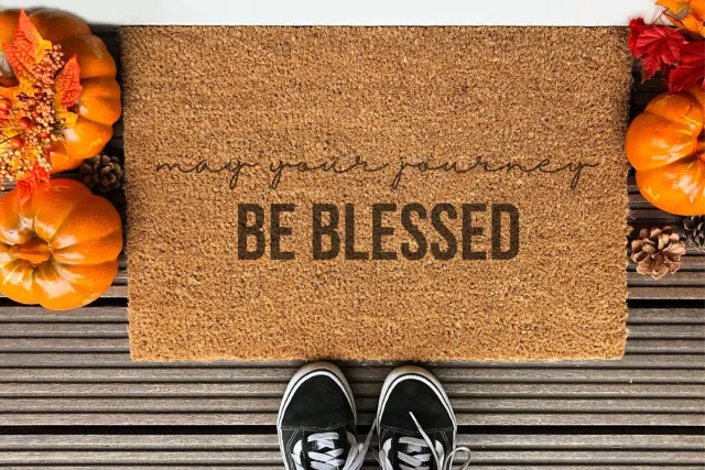 Laser Point May Your Journey Be Blessed | 60x40 cm | Nieuwe huis cadeau | Ingangsmat | Deurmat met stijl | Verhuizing cadeau | Praktisch & trendy | Perfect voor binnenkomst | Cadeau voor nieuwe woning Bruin | Zwart (Gravering 60x40)