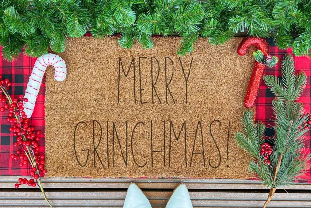 Laser Point Merry Grinchmas | 60x40 cm | Nieuwe huis cadeau | Ingangsmat | Deurmat met stijl | Verhuizing cadeau | Praktisch & trendy | Perfect voor binnenkomst | Cadeau voor nieuwe woning bruin | zwart (gravering 60x40)
