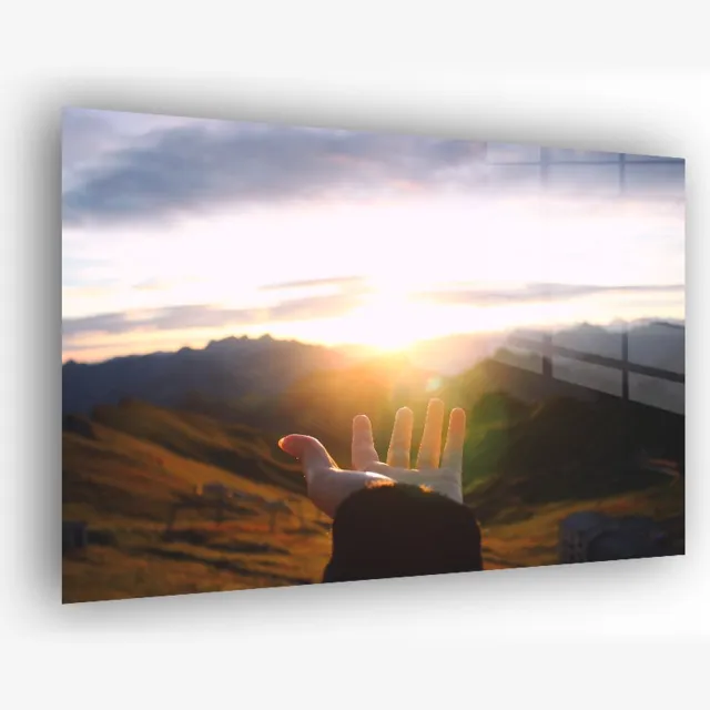 Indoorart Glasschilderij hand naar zonsondergang 120x80 CM - Afbeelding op plexiglas - Inclusief montagemateriaal geel, blauw, grijs, groen, wit, zwart