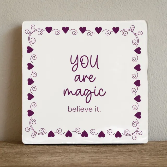 Nevolis You Are Magic Inspirerende Keramische Tegel – Motiverende Quote Wanddecoratie met Hartjesrand – 15 x 15 cm Multi Color