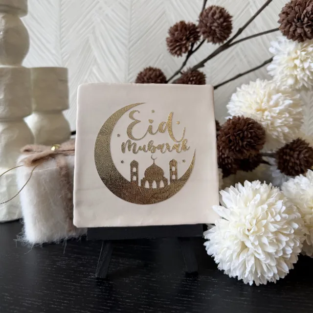 Hartjespost Tegeltje Eid Mubarak, mat wit, goud | tegeltjes met tekst | spreuktegel | tegeltjeswijsheden | Cadeau | Ramadan | Eid Decoratie | Eid Mubarak Versiering | Suikerfeest | Eid al-Fitr | Islamitische | Bayramınız mübarek olsun | 10x10