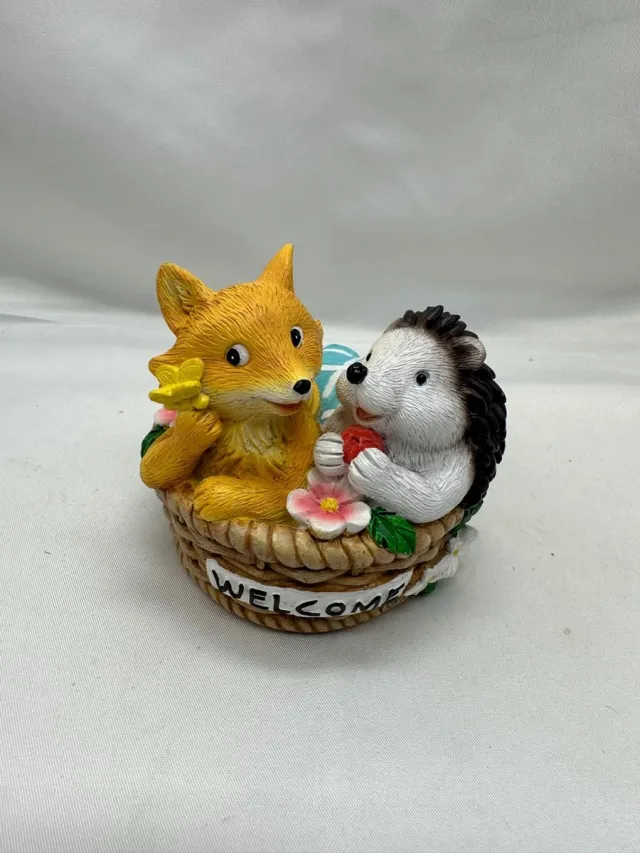 Impuls Decoratief beeld "dieren in mand + welcome" - Vos+Egel - meerkleurig - hoogte 8 cm x 9 x 7 cm - polyresin - Woonaccessoires - Decoratieve beelden - Tuinaccessoires Meerkleurig - vos+egel