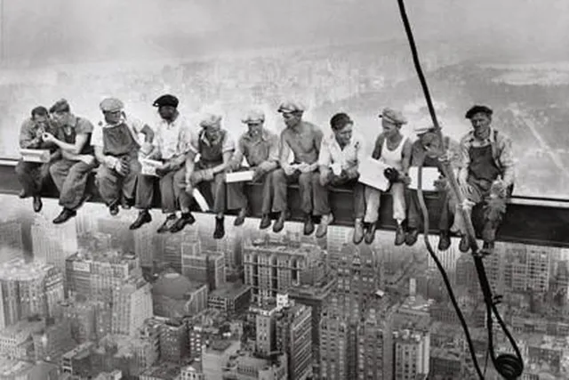 Posterpoint New York poster - Manhattan - steelworkers - bouwvakkers - lunch - wolkenkrabber - 45 x 61 cm zwart