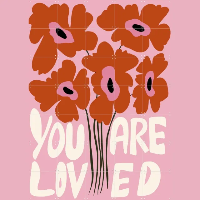IXXI You Are Loved, Miho Art Studio & Various - 100 x 140 cm - Grote wanddecoratie en posters - Pop art, Illustraties, Grafisch Ontwerp, Typografie Rood / Roze