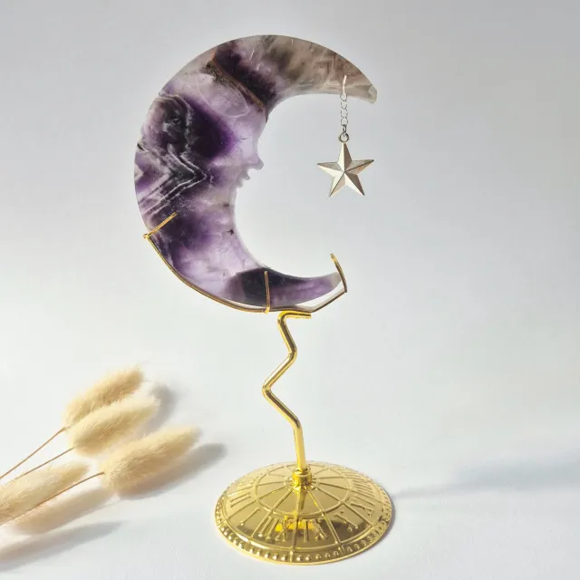 Moonlight Gemstones Dream Amethist Maan op Goudkleurige Standaard – 10cm #30 - Edelsteen Gezicht Gravure Spiritueel Interieur Meerkleurig