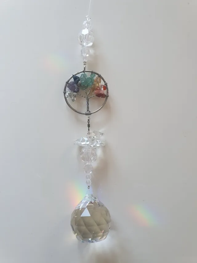 CrystalDesign Tree of Life Raamhanger met een bol 30mm kristal van het merk Asfour ,Tree of Life van halfedelstenen , Raamkristal , Regenboogkristal, spiritueel, hanger, raamdecoratie, raam versiering, geboorte, geschenk, kerst, kerstpakket, gouden driehoek Transparant
