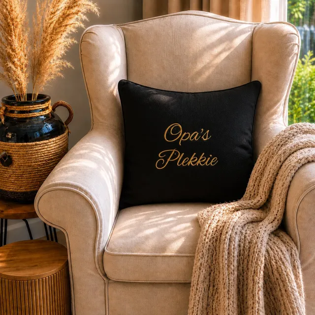 Maison Marcella Sierkussen Kussen met tekst bedrukt cadeau opa | opa’s plekkie | zwart met opdruk crème wit met vulling| 50x50 cm | Vaderdag verjaardag man