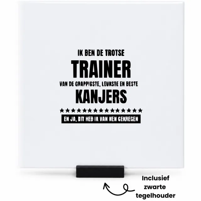 Hacebo Ik ben de trotse trainer van de grappigste en leukste en beste kanjers tegeltje met tegelhouder - Trainer - Sporters - tegeltjes met tekst - Cadeau - spreuktegels - 15x15 CM Wit