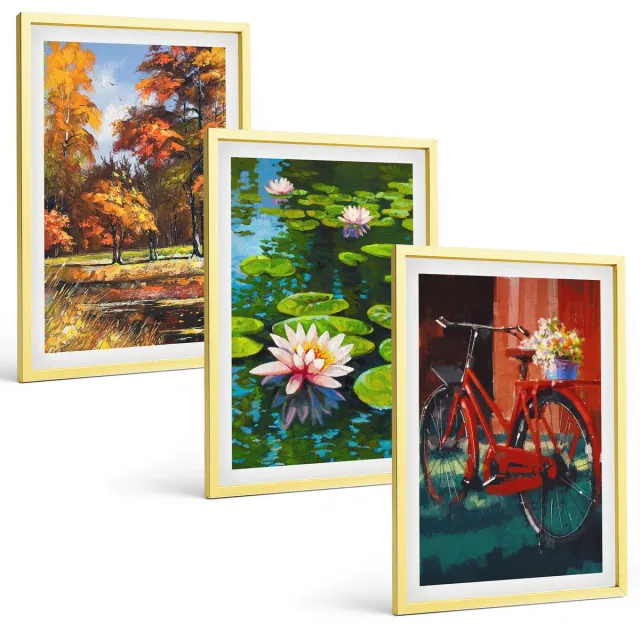 Coloray 3-Delige Schilderij Set - Een Meer In De Bergen Met Bootjes En Een Houten Huisje. - 40 x 40 cm En 40 x 60 cm - Decoratieve Schilderijen - Wanddecoratie - Hal - Muurdecoratie Gouden lijst