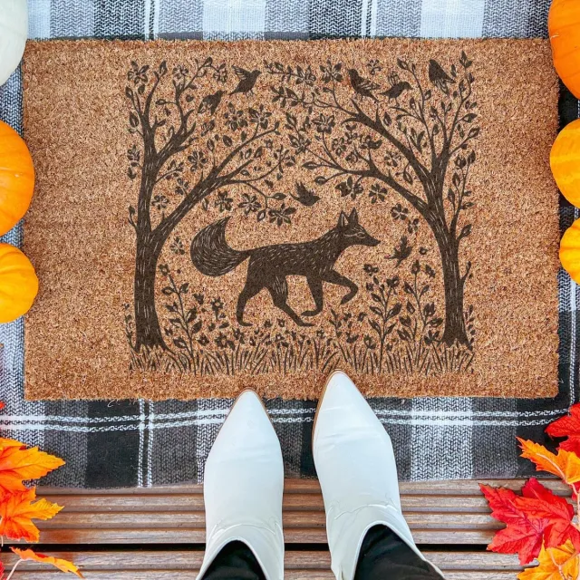Laser Point Folklore Style | 90x60 cm | Nieuwe huis cadeau | Ingangsmat | Deurmat met stijl | Verhuizing cadeau | Praktisch & trendy | Perfect voor binnenkomst | Cadeau voor nieuwe woning Bruin | Zwart (Gravering 90x60)