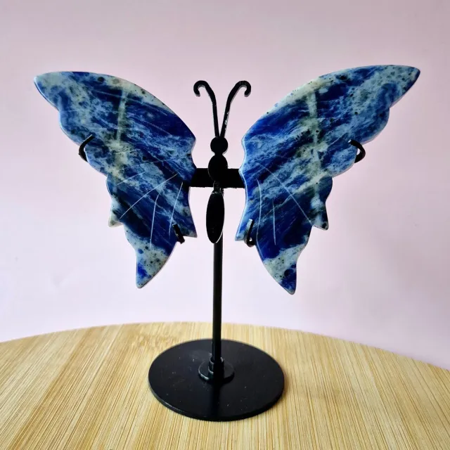 Moonlight Gemstones Sodaliet Butterfly (vlinder) Crystal Carving met Metalen Standaard Edelsteen