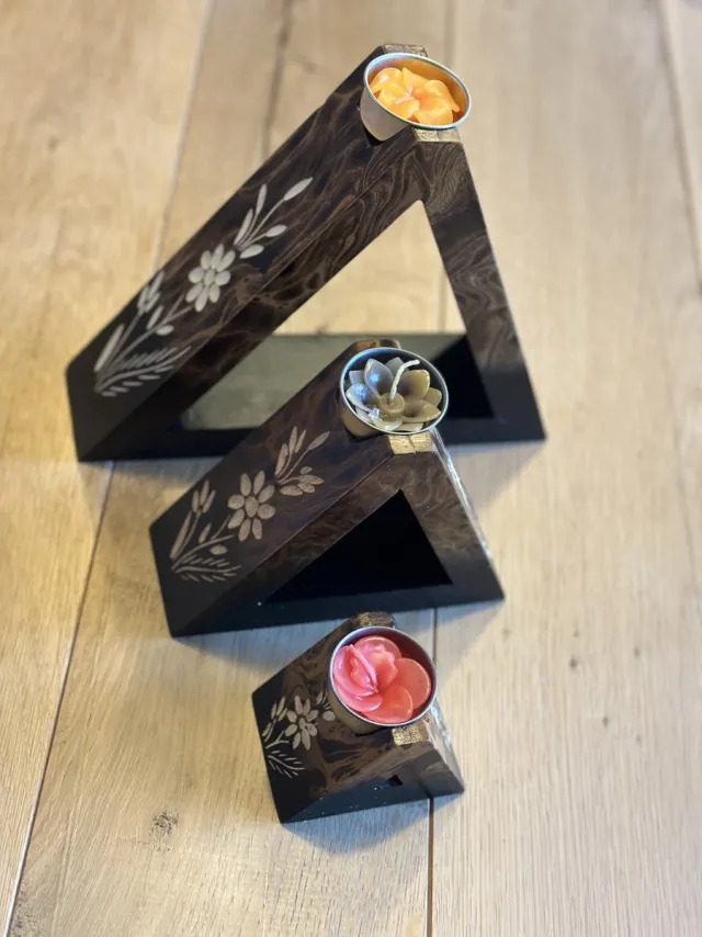 Tofvoor TofvoorThuis - massief houten driehoekige waxinelichthouders - set van 3 - gegrafeerd Houtkleur
