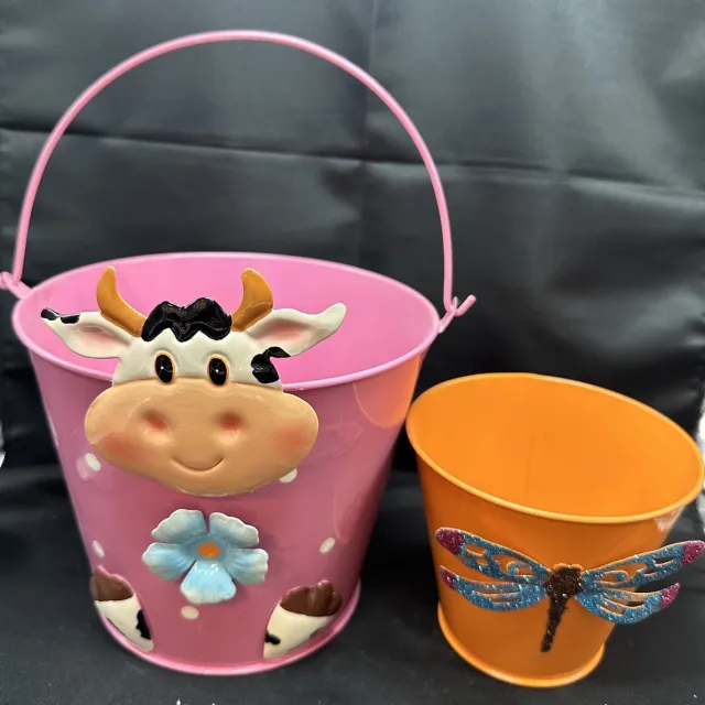 Impuls Metalen deco (tuin) emmers "koe en vlinder" - Set van 2 stuks - roze + oranje - hoogte 24x20x13 cm / 10x12x8 cm - Woonaccesoires - Tuinaccessoires