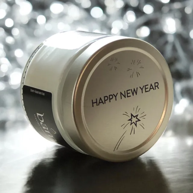 Bam Vanille geurkaars met opschrift "happy new year" - met 2 wieken in een basic potje - 60 branduren (210g) - cadeautip - geschenk - vegan transparant
