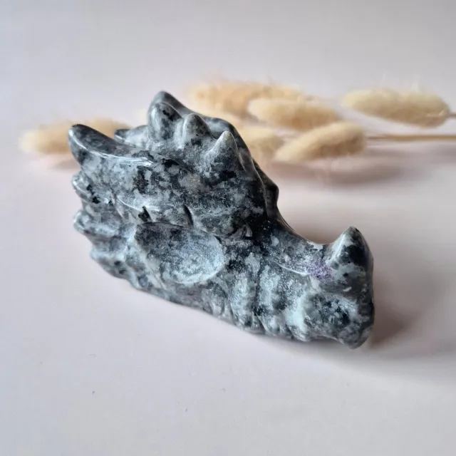 Moonlight Gemstones Edelsteen Drakenschedel van Yooperlite – 7 cm - Dragon Skull carving