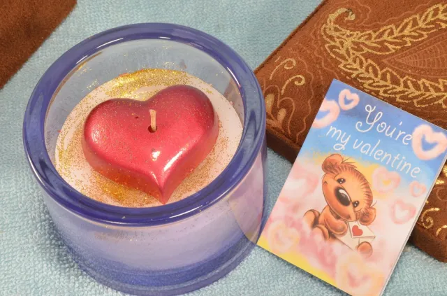 MilaNNE "Heart in a Box", de meest romantische kaars van Valentijnsdag 2026 - komt in gestoffeerde geschenkdoos Valentijnsdag special - gemaakt door Candles by MIlanne rood