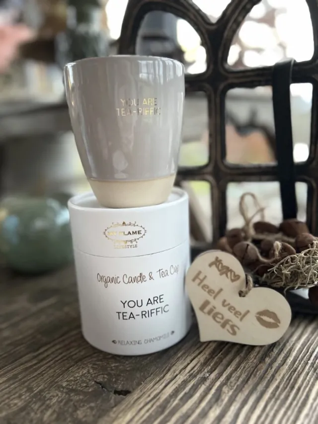 Creaties van hier Geurkaars in theemok You are Tea-Riffic met houten hartje – 10 cm – Relaxing Chamomile