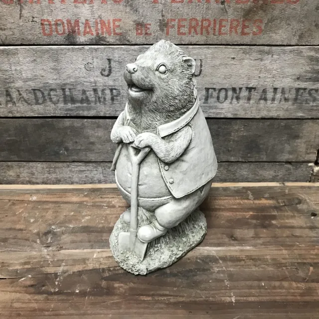 LO. Ornaments Betonnen tuinbeeld - egel met spade grijs