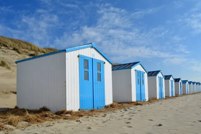 Texelphotos.nl Foto afdruk als tuinposter – Texel Strandhuisjes - Duin - Strand - Wanddecoratie - Tuinposter - Natuur - Landschap - 120 x 80 cm.