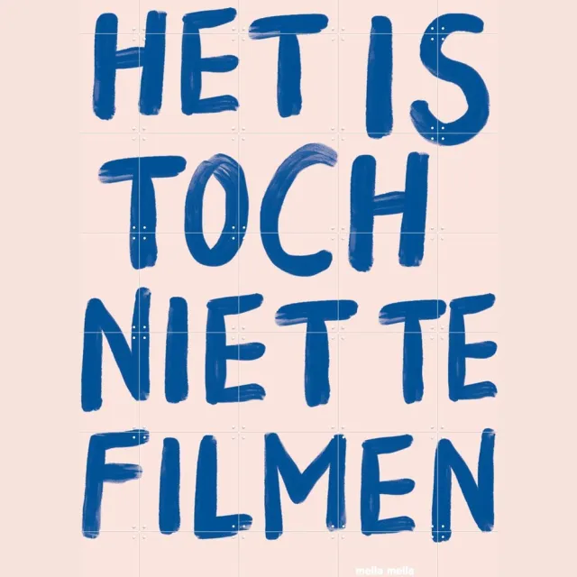 IXXI Het Is Toch Niet Te Filmen, Mella Mella - 100 x 140 cm - Grote wanddecoratie en posters - Typografie, Woonkamer, Gang, Trap, Grappig, Typografie Roze / Wit / Blauw