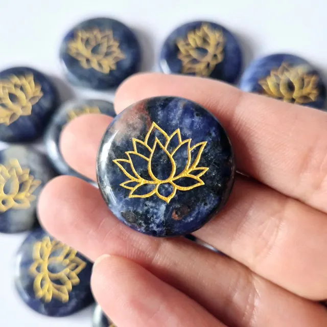 Moonlight Gemstones Edelsteen Sodaliet schijf 2,5cm met Lotus symbool – Zaksteen worry stone Meerkleurig