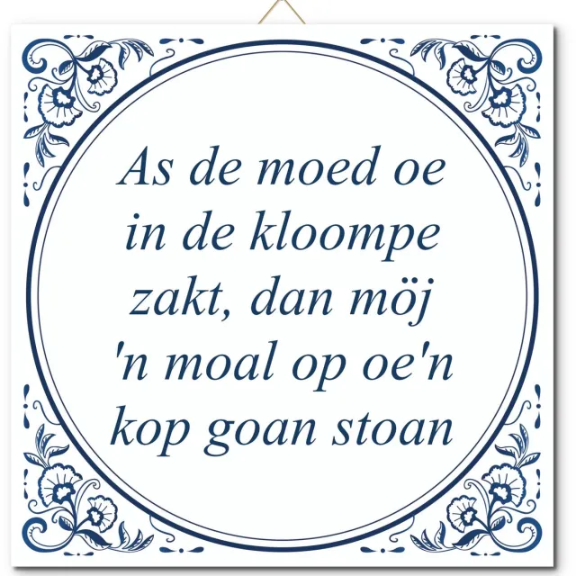 De Tegeltjesfabriek Tegeltje: As de moed oe in de kloompe zakt, dan möj 'n moal op oe'n kop goan stoan (met hangertje) wit en blauw