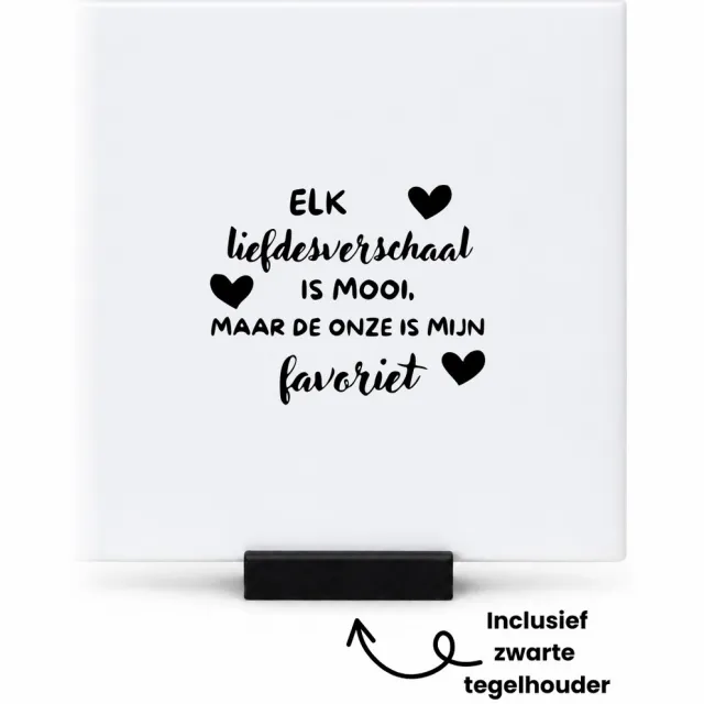 Hacebo Elk liefdesverhaal is mooi maar onze is mijn favoriet tegeltje met tegelhouder - Liefde - Relatie - tegeltjes met tekst - Cadeau - spreuktegels - 10.8x10.8 CM Wit