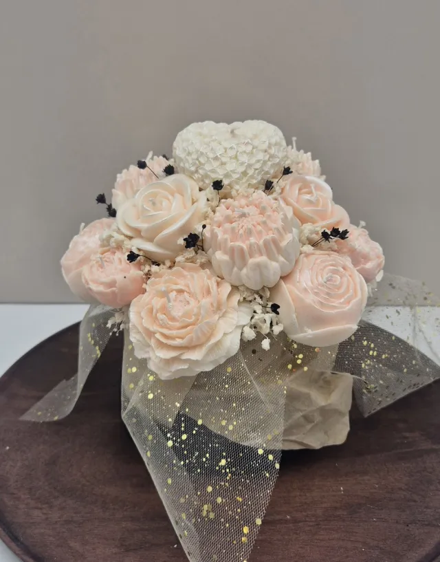 Kaarsgeschenk Kaarsenboeket Floral embrace- Kaars boeket - Cadeau - Geschenk - Cadeau voor haar - Uniek cadeau - Origineel cadeau - Bloem kaarsen boeket - Candle bouquet - Relatiegeschenk - Bloemen - Boeket peachy en wit