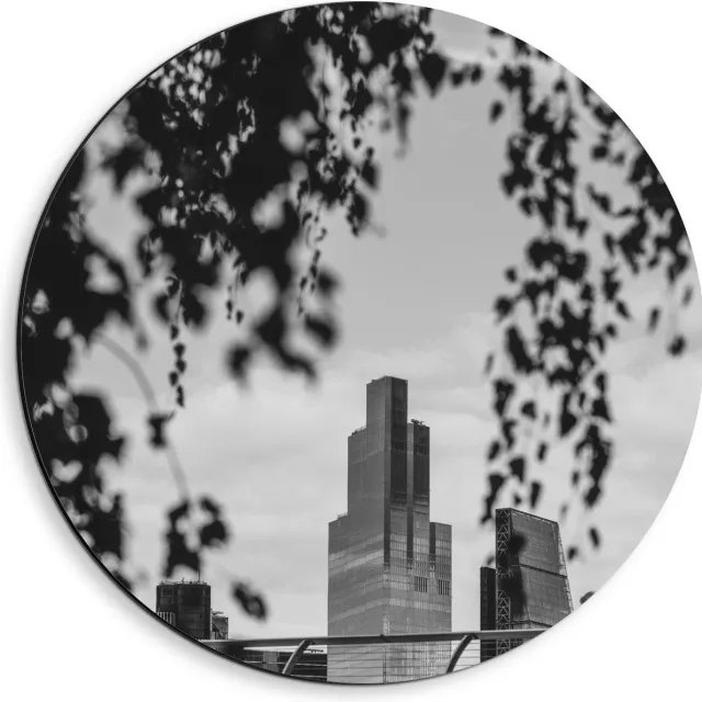 KuijsFotoprint Dibond Wandcirkel - Hoog Gebouw in Verte (zwart/wit) - 40x40cm Foto op Aluminium Wandcirkel (met ophangsysteem)