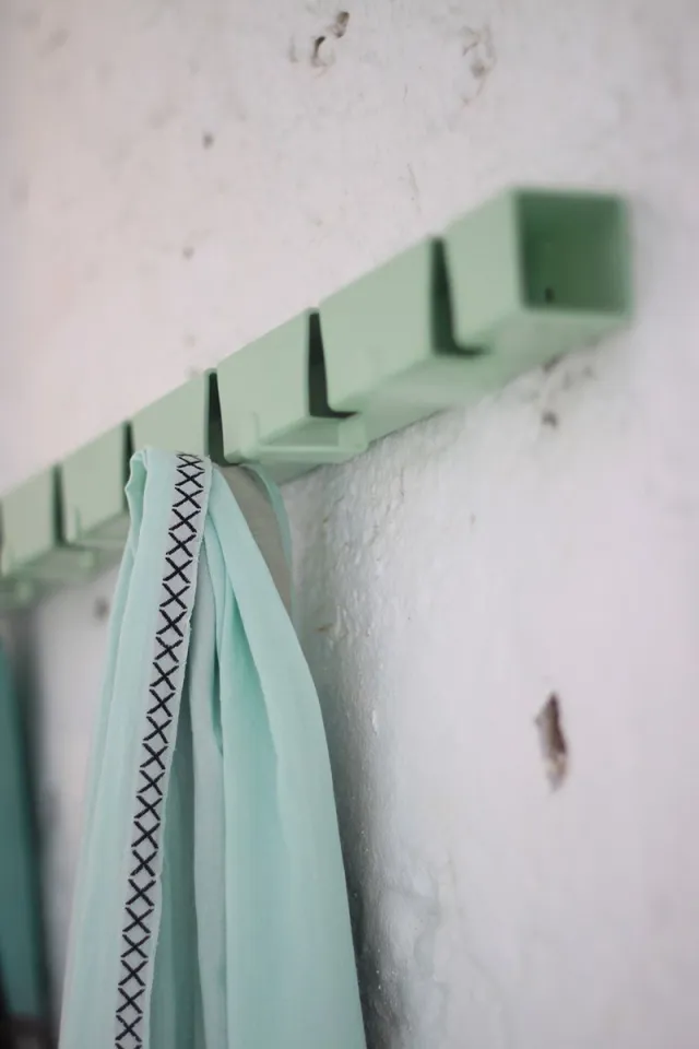 Vij5 Coatrack By The Meter kapstok met 10 haken groen RAL6019 wit-groen