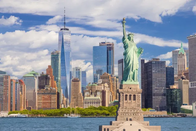 karo-art Afbeelding op acrylglas - Vrijheidsbeeld, zicht op New York City Multikleur