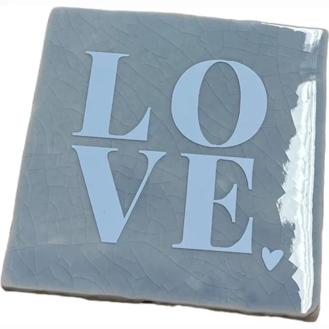 Bij ons onder de panne Hippe tegeltje met tekst: Love | Serenity met pastel blauw | Gepersonaliseerde cadeau | Hippe Spreuktegel | Nieuwe woning cadeau | Housewarming cadeau