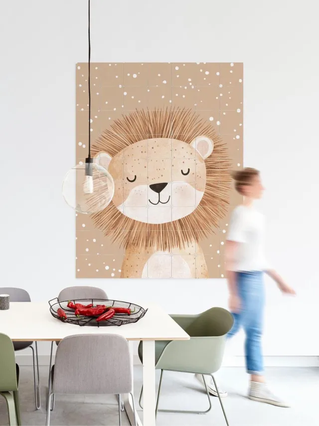 IXXI Happy Lion, Treechild & Various - 80 x 100 cm - Grote wanddecoratie en posters - Speels, Kleurrijk, Illustraties, Cartoonesk, Woonkamer, Grappig Beige / Bruin