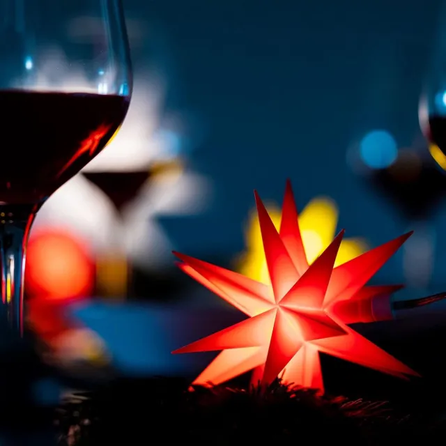 Novaliv Kerstster LED decoratieve ster klein 12cm ROOD met AFSTANDSBEDIENING en batterijvak voor 3 AA-batterijen 6u timer INTERIEURDECORATIE 3D-ster 18-puntige verlichte ster LED kerstster verlicht