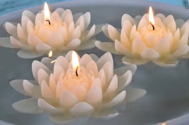 MilaNNE Candles by Milanne, kingsize DRIJFKAARS in de vorm van een LELIE 13x13 cm, H: 5 cm, 2 STUKS - BEKIJK VIDEO Wit
