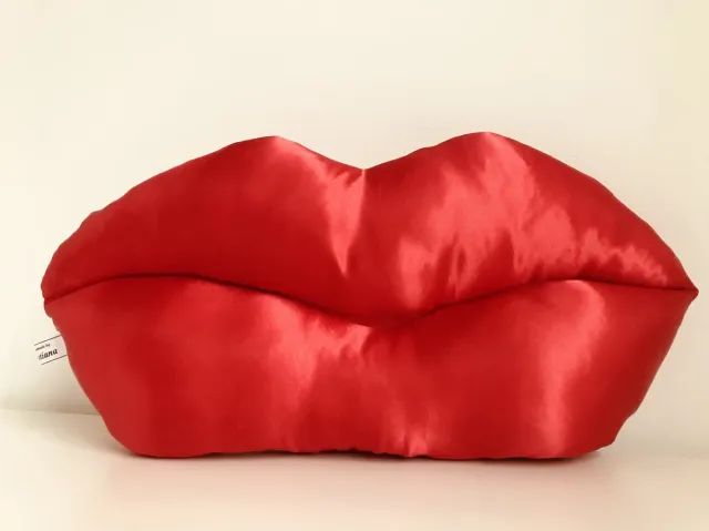 Gustiana Lip kussen - Satijn - Rood - Valentijnscadeau - Moederdag cadeau - Verjaardagscadeau