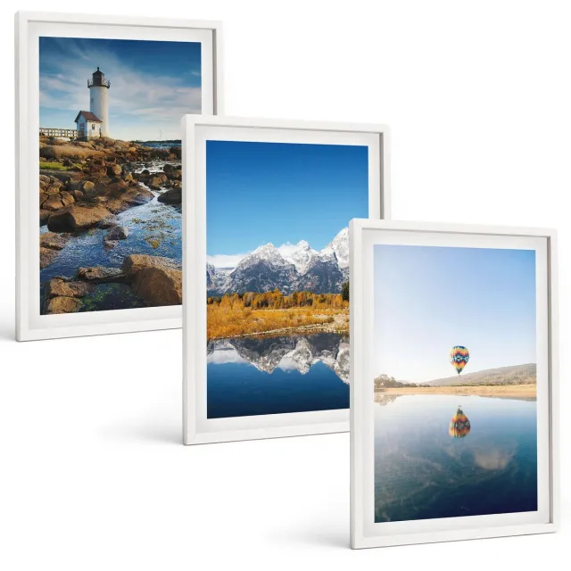 TULUP 3-Delige Schilderij Set - Uitzicht op de natuur met een vuurtoren, bergen, een meer en een ballon. - 40x60 - Wanddecoratie - Muurdecoratie - Woonkamer - Decoratieve Schilderijen Witte lijst