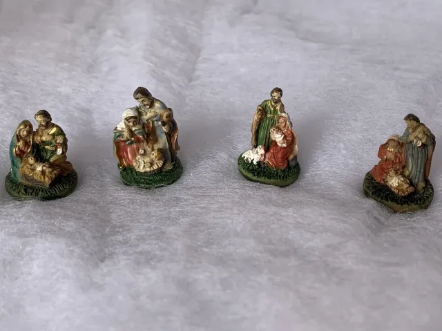 Dekoproject 4 mini kerststallen goud, groen, blauw, rood