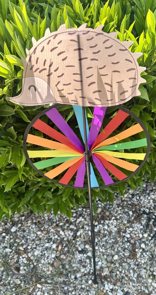 Impuls Windmolen met dier "egel" - meerkleurig- nylon + kunststof steker- dia 28 cm x hoogte 80 cm - Tuinaccessoires - Tuinstekers meerkleurig - egel