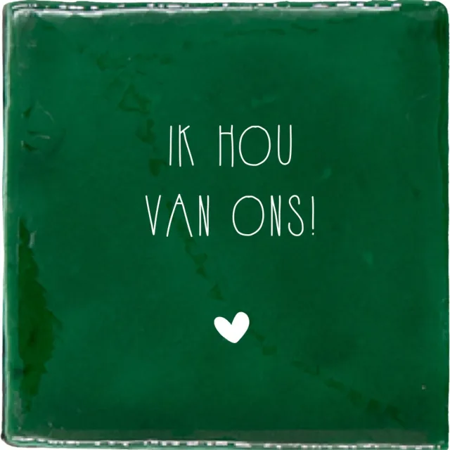 Label2X Tegeltje - Ik hou van ons - Met tegelhouder - Oscuro met wit - Spreuktegels - Tegeltjes met spreuken – Spreuken - Tegeltjes wijsheden – Tegeltjeswijsheden - Tegels met spreuken - tegeltje spreuk Oscuro met wit - Met tegelhouder