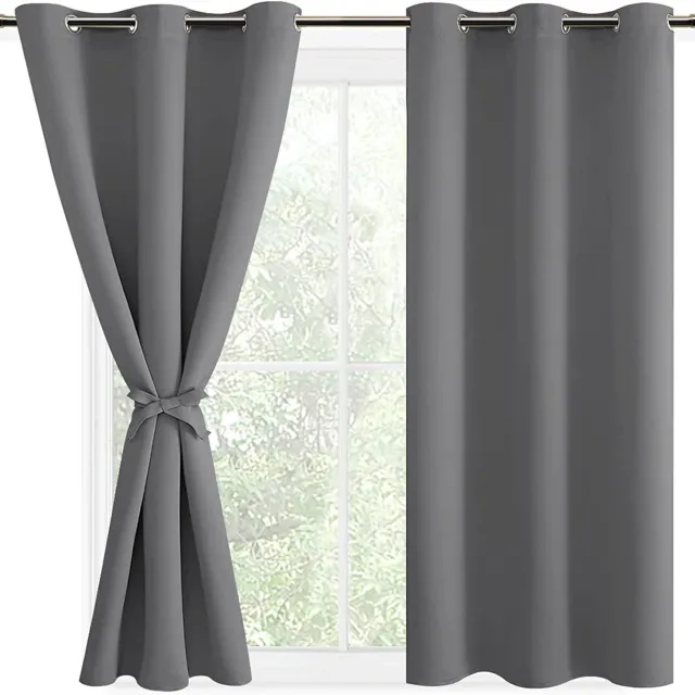 Famanu Set van 2 verduisterende gordijnen met ringen voor slaapkamer, thermische gordijnen, kant-en-klaar, 117x137 cm (B x H), grijs, biedt maximale privacy en geluidsreductie voor een comfortabele leefomgeving