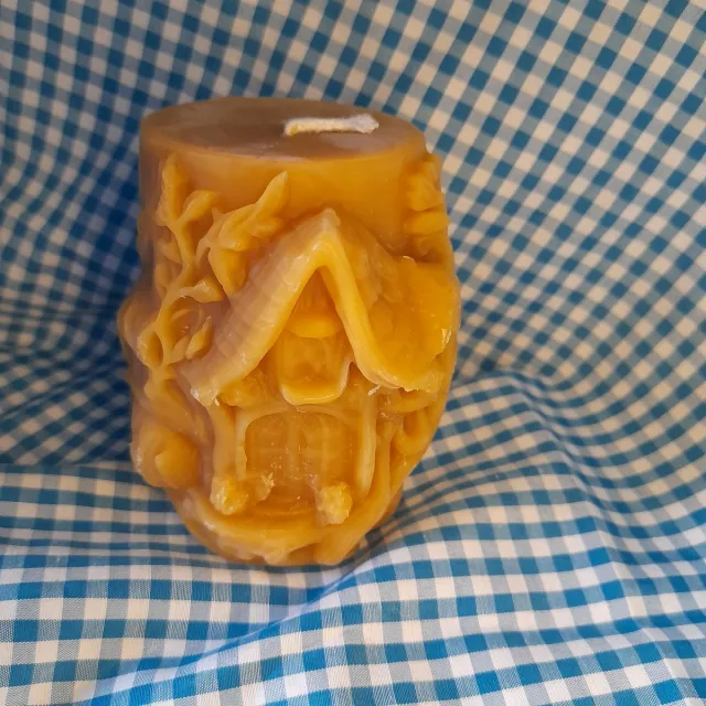 cailleagh's candles and gifts Bijenwas kaars, elfenhuisje met boomstam geel