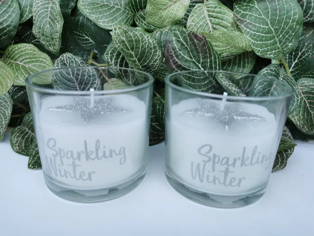 Out of the Blue Set van 2 waxinelichten/theelichten in glas met de tekst sparkling winter in zilver en zilveren ster wit
