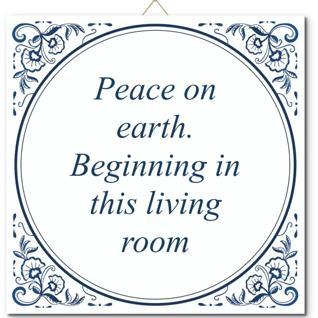 De Tegeltjesfabriek Tegeltje: Peace on earth. Beginning in this living room (met hangertje) wit en blauw