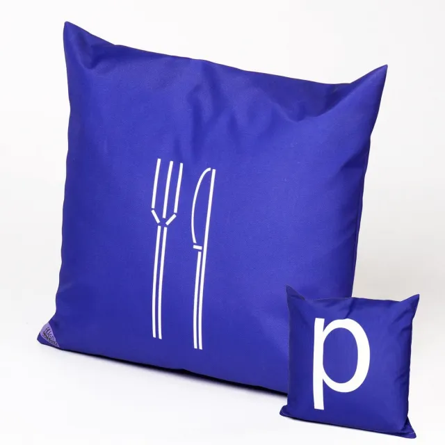 Hugs buitenkussen | blauw | 40 x 40 | horeca | illustratie en letter | bestek | outdoor kussen | terras | waterafstotend