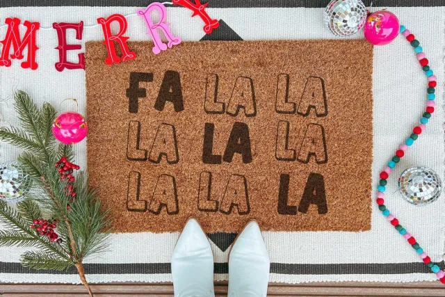 Laser Point Fa La La Christmas | 90x60 cm | Nieuwe huis cadeau | Ingangsmat | Deurmat met stijl | Verhuizing cadeau | Praktisch & trendy | Perfect voor binnenkomst | Cadeau voor nieuwe woning Bruin | Zwart (Gravering 90x60)