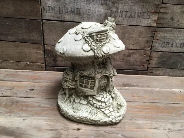 LO. Ornaments Betonnen tuinbeeld - kabouterhuisje in de vorm van een paddenstoel / kabouter / huis grijs