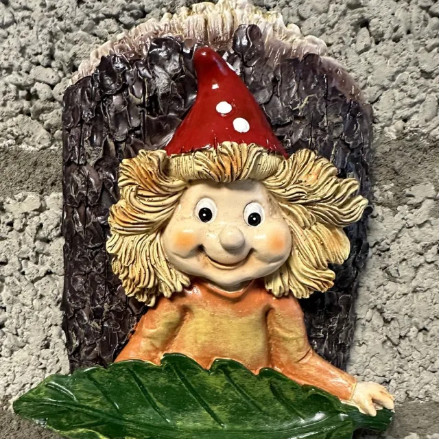 Impuls Decoratieve wanddecoratie "kabouter met voederbakje" - meerkleurig - hoogte 15 cm x 10 x 2 cm - polyresin - Tuinaccessoires