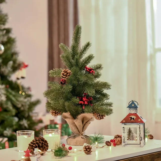 DESMIU Kunstplant – Mini Kerstboom Met 55 Takpunten – 28 x 50 cm – Kunststof – Groen – Tafeldecoratie Met Rode Bessen en Dennenappels