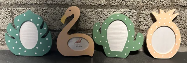 Impuls Decoratieve houten fotolijstjes "cactus,flamingo, cactus & ananas" - Set van 4 stuks - licht groen en licht oranje - hoogte 17.5 x 13 x 1 cm - foto formaat 7.5x12.5 cm / 8.5x6 cm / 9.5 x 11 cm - Woonaccessoires licht groen en licht oranje - set van 4 stuks
